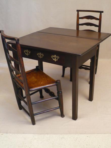 ANTIQUE - 18TH CENTURY TABLE