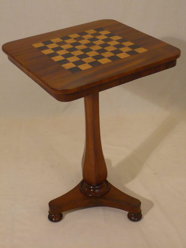 ANTIQUE - A WILLIAM IV CHESS TABLE