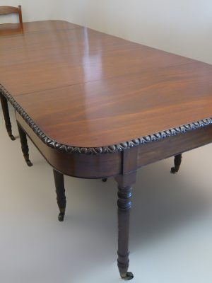 ANTIQUE - GEORGE III DINING TABLE
