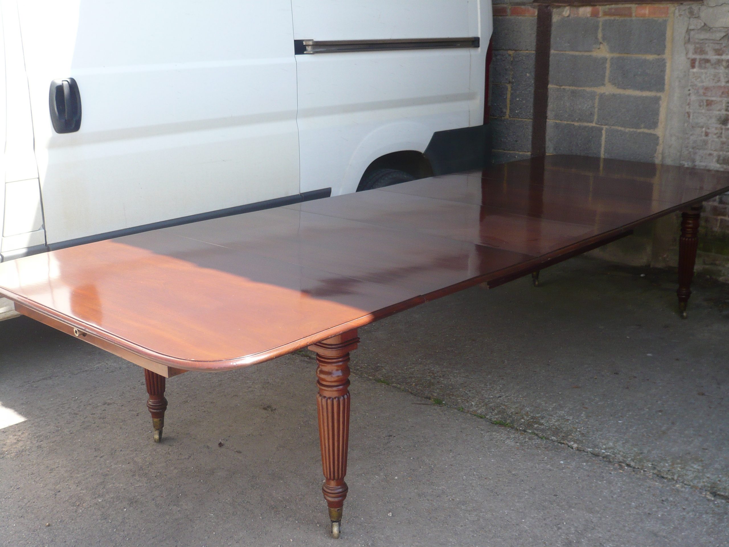 ANTIQUE - EARLY VICTORIAN DINING TABLE